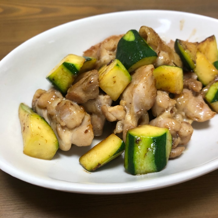 ズッキーニ と鶏肉の麺つゆ炒め